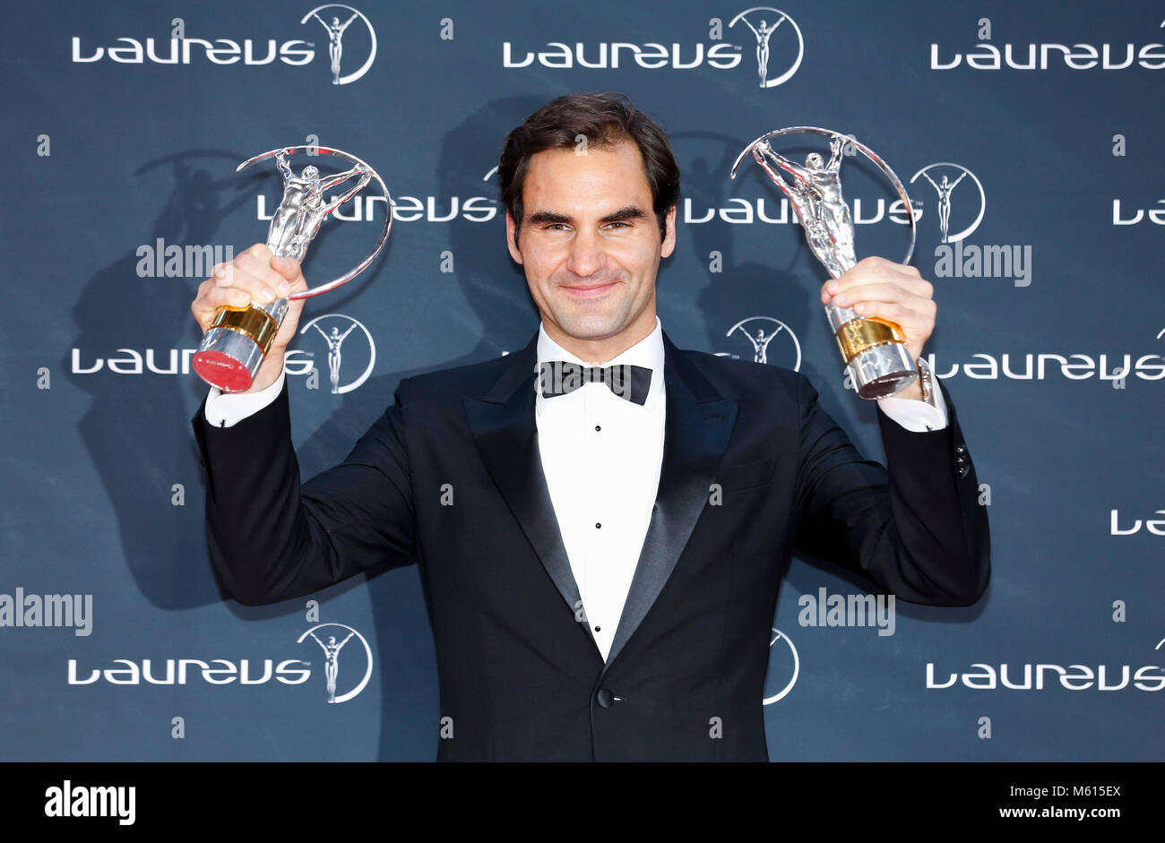 Monaco. Feb 27, 2018. Le joueur de tennis suisse Roger Federer pose avec le 'Sportsman Award' et 'Awards' Retour à la Laureus World Sports Awards 2018 à Monaco, le 27 février 2018. Credit : Ye Pingfan/Xinhua/Alamy Live News Banque D'Images