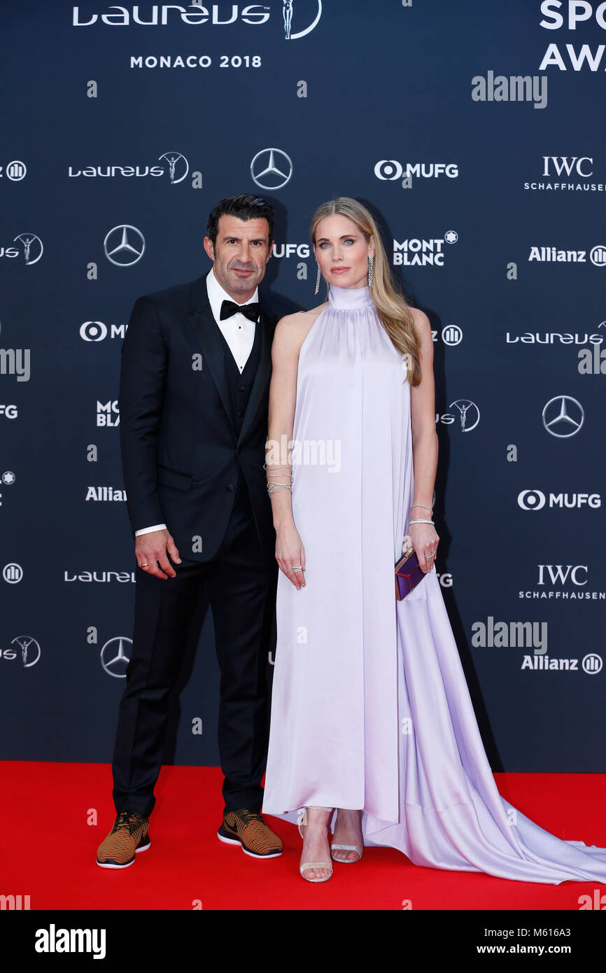 Monaco. Feb 27, 2018. Ancien joueur de football portugais Luis Figo (L) et son épouse Helen Svedin arrivent à la Laureus World Sports Awards 2018 à Monaco, le 27 février 2018. Credit : Ye Pingfan/Xinhua/Alamy Live News Banque D'Images