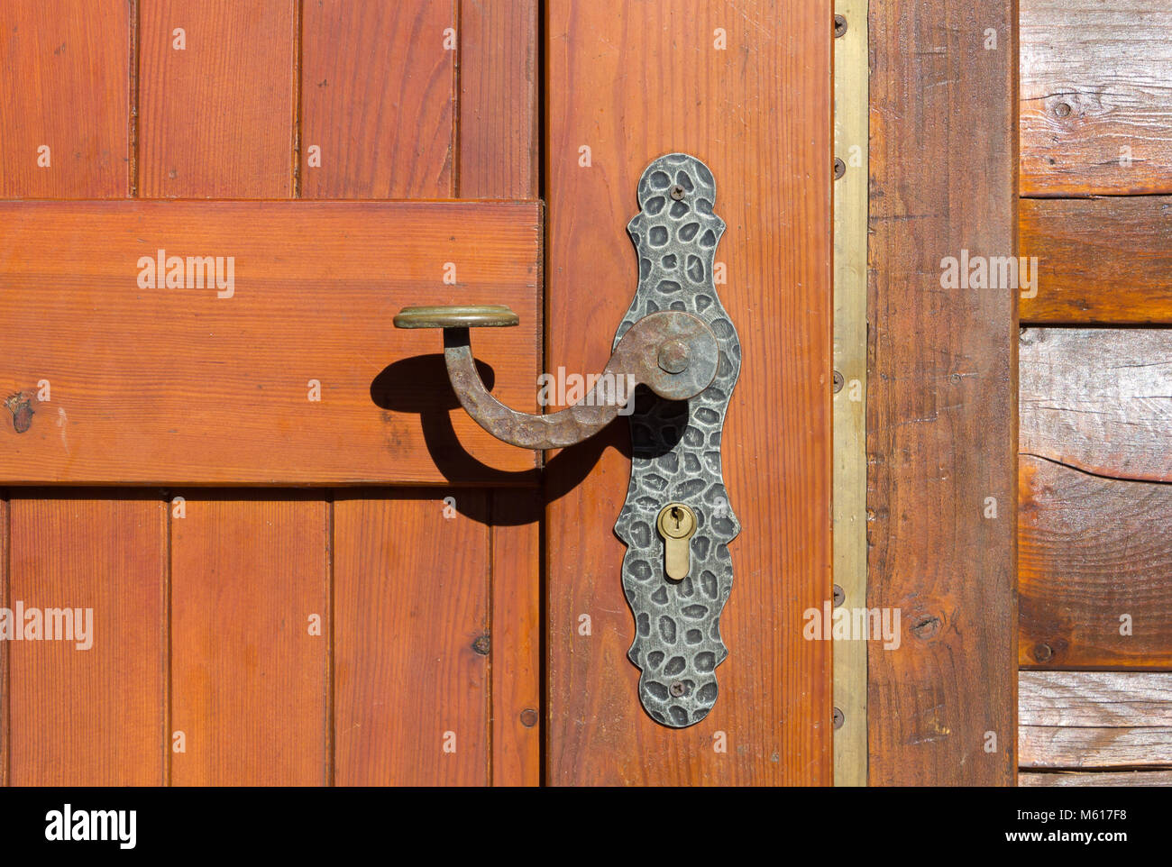 Détail d'une poignée de porte en fer forgé sur une montagne à l'extérieur de la cabine Banque D'Images