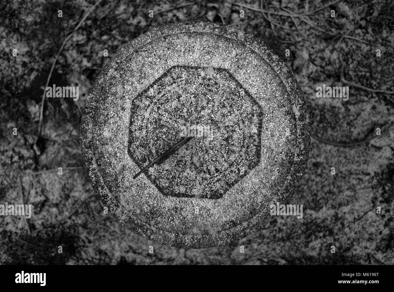 Un cadran solaire est couvert d'une mince couche de neige, dans un jardin dans le sud ouest de Londres, Grande-Bretagne, le 27 février 2018. Banque D'Images