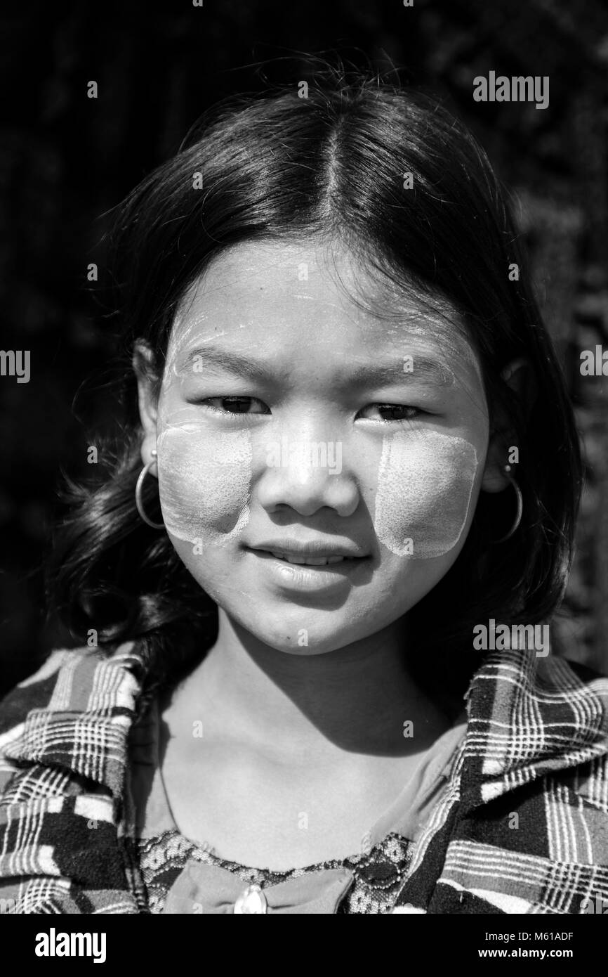 Bagan, Myanmar, 27 Décembre 2017 : Portrait d'une jeune fille avec Tanaka coller sur son visage, Banque D'Images