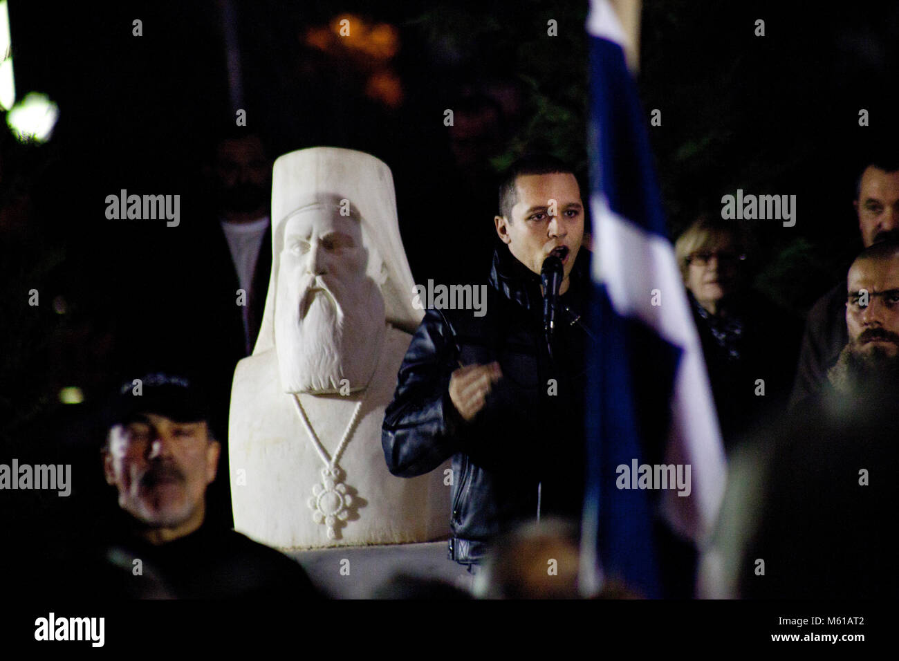 Grèce : Golden Dawn - 16/12/2012 - Grèce / Athènes - Ilias Kasidiaris, l'extrême droite porte-parole du parti parle dans une place publique à Nikaia, une banlieue d'Athènes, où une démonstration d'Aube dorée est maintenu contre -le racisme contre les Grecs-. Au cours de l'extrême droite, une démonstration du parti 500m en bas de la route une manifestation antifasciste a été tenue par les mouvements. La police a été gardant les deux démonstrations par crainte d'affrontements. - Stefania Mizara / Le Pictorium Banque D'Images