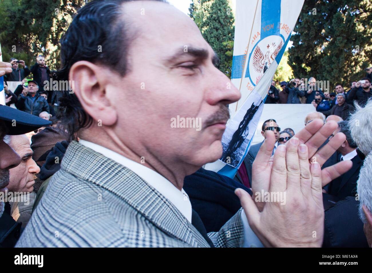 Grèce : Golden Dawn - 31/01/2013 - Grèce / Athènes - Les funérailles de Nikos Dertilis a eu lieu à Athènes, le jeudi 31 janvier. Nikos Dertilis était le seul membre survivant de la dictature militaire 1967-74 emprisonné des hauts fonctionnaires, est décédé d'une épisode cérébral aigu dans un hôpital d'Athènes le lundi 28 janvier à l'âge de 92 ans. Les membres et suppléants du parti d'extrême droite Aube dorée est venu d'honorer la Junta General's funeral.l'ex-colonel a passé les 37 ans de prison après avoir reçu une sentence à vie pour le meurtre d'étudiante de 20 ans au cours de l'Myroyiannis Michalis Banque D'Images
