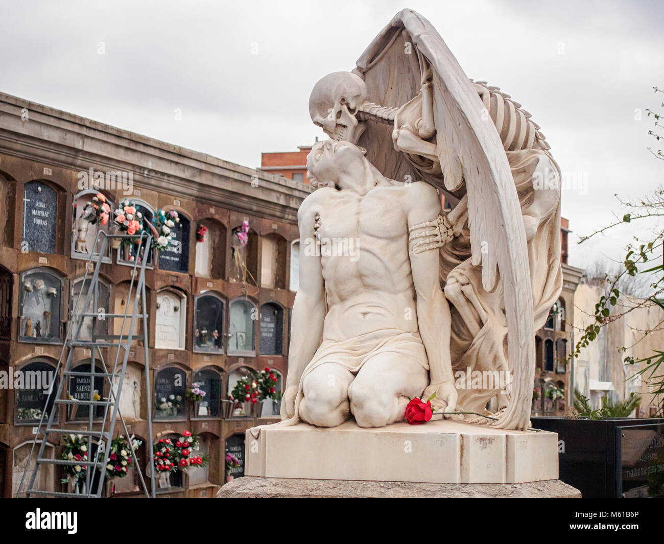 Baiser de la mort statue par Jaume Barba et Joan Fontbernat cimetière de Poblenou Banque D'Images