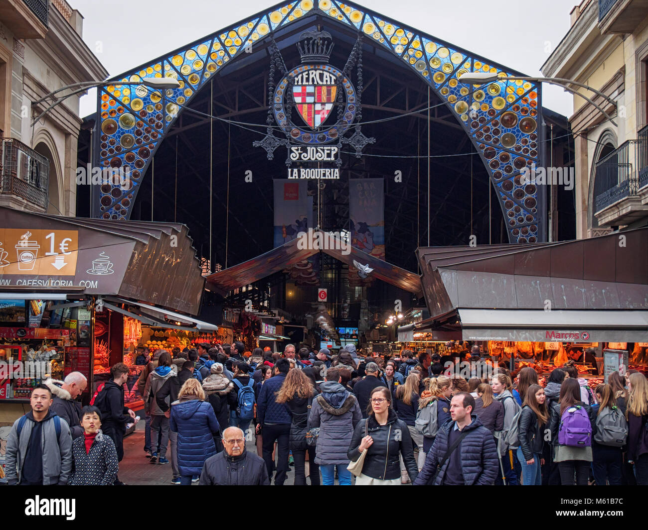 Barcelone, Espagne-19 février 2018 : Le marché de la Boqueria entrée dans l'hiver Banque D'Images