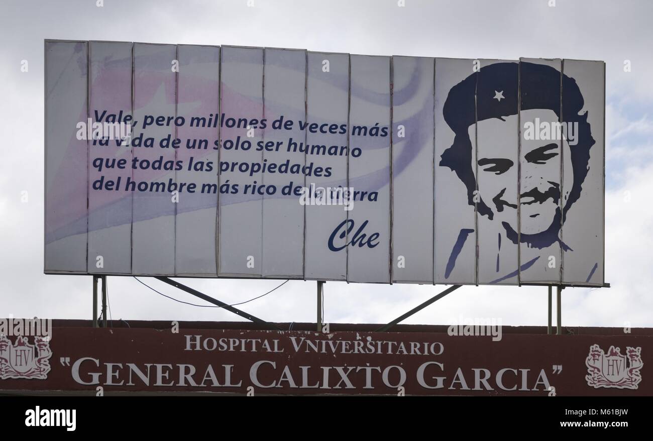 Che Guevara Est Hautement Revere A Cuba Une Citation Du Heros Revolutionnaire Se Dresse Comme Une Devise Au Dessus Du Portail D Entree De L Hopital Universitaire De La Havane 17 Novembre 17 Dans