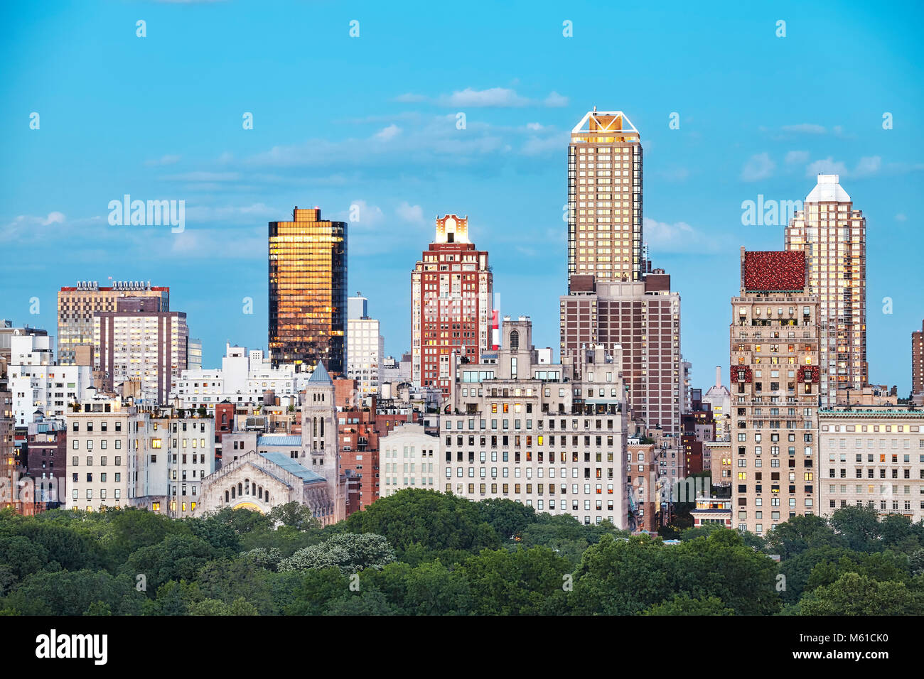 New York City skyline sur le Central Park au coucher du soleil, aux États-Unis. Banque D'Images