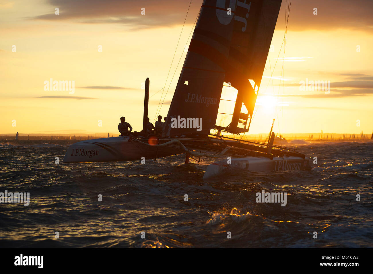 JP Morgan au départ de Round the Island Race 2013. Le catamaran AC45 de Ben Ainslie a établi un nouveau record de 2h 52mins. Banque D'Images