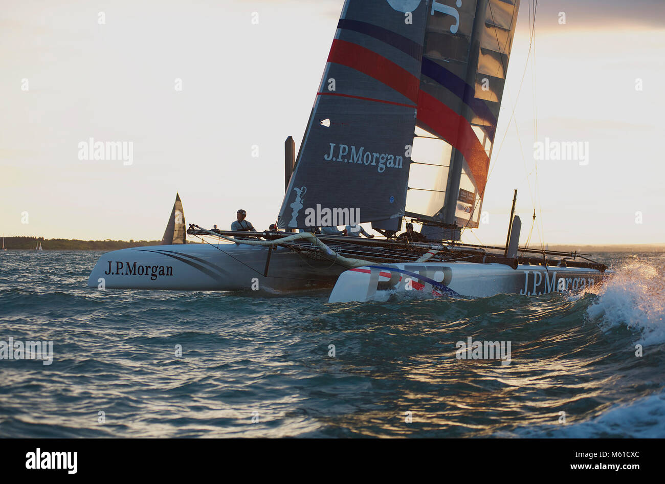 JP Morgan au départ de Round the Island Race 2013. Le catamaran AC45 de Ben Ainslie a établi un nouveau record de 2h 52mins. Banque D'Images