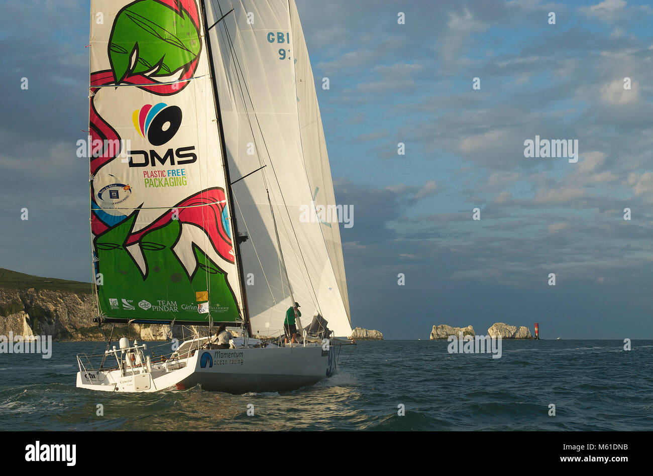 Momentum Ocean Racing s'approche des Needles lors de la Round the Island Race 2013. La Class 40 a terminé deuxième de sa catégorie. Banque D'Images