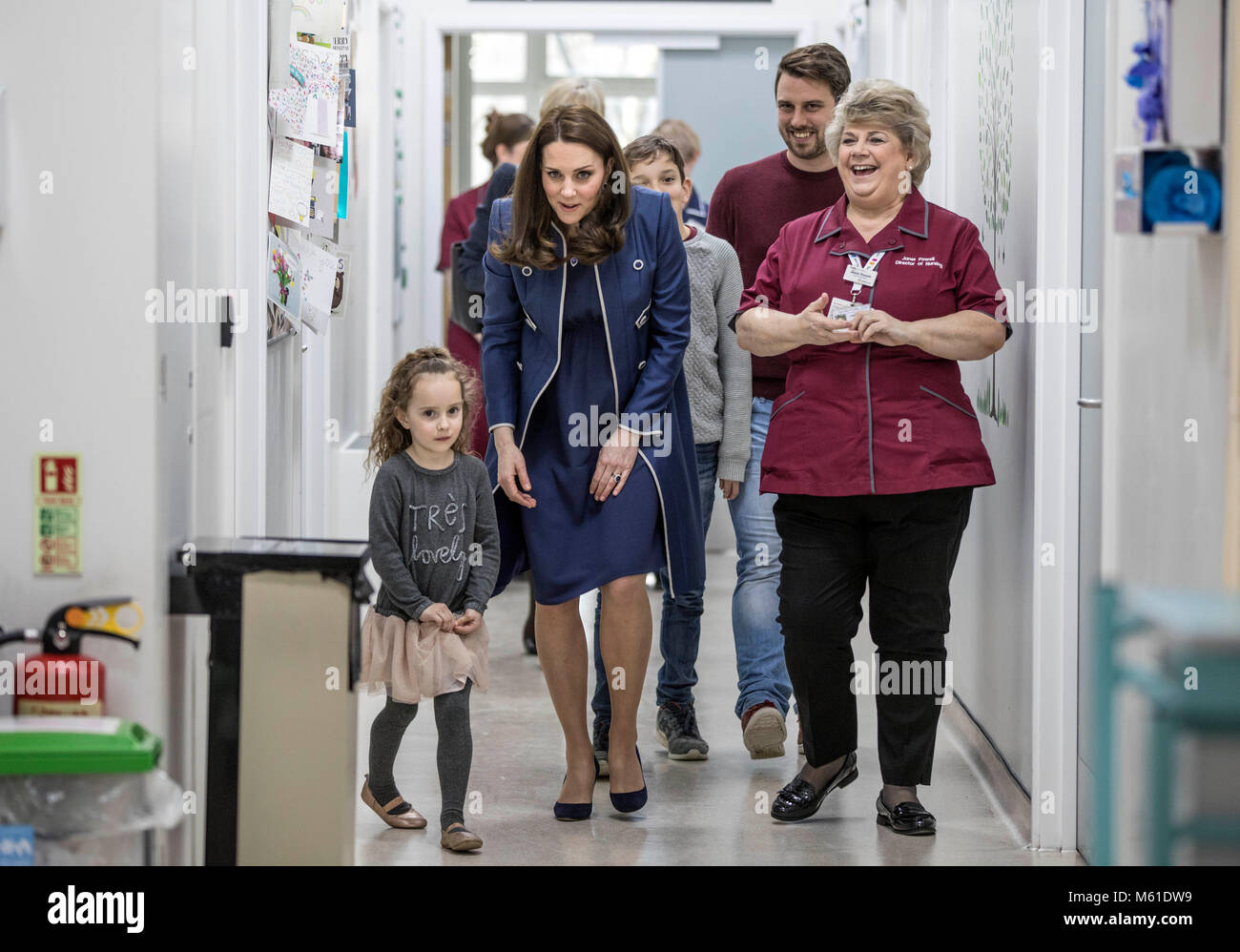 La duchesse de Cambridge est dirigée par cinq ans Bella Kedwell- Parsons le long d'un couloir de l'aire de "Snow leopard" ward lors d'une visite au St Thomas' Hospital, Londres, pour lancer officiellement une campagne pour promouvoir les soins infirmiers dans le monde entier. Banque D'Images