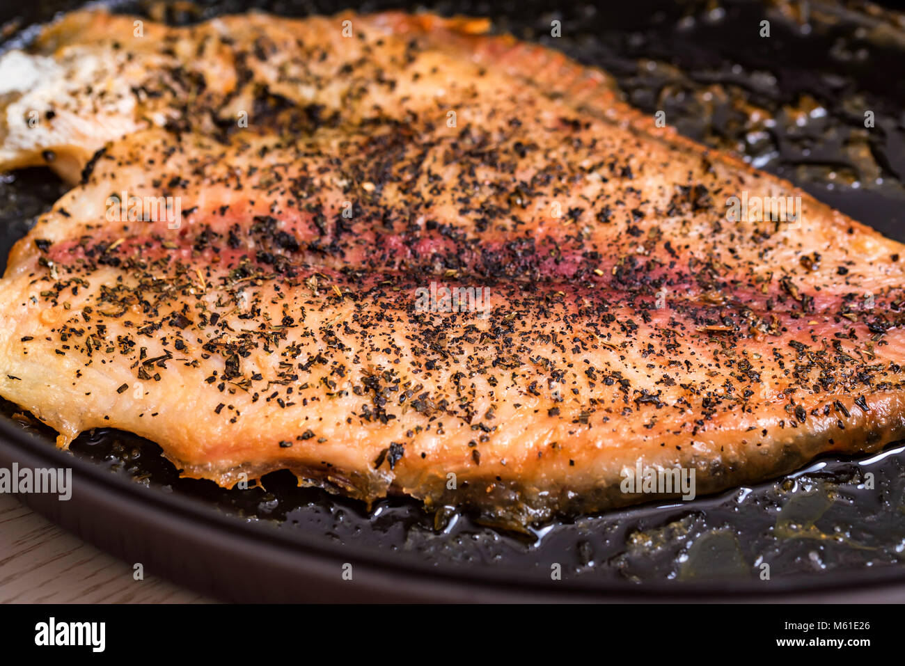 Filet de poisson rôti sur poêle fermer Banque D'Images