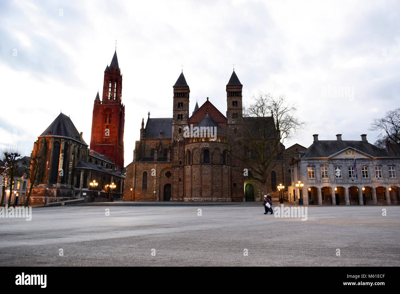 L'ancienne place Vrijthof avec la Basilique Saint-servais et l'église St John, très ancienne histoire monastère à Maastricht, Limbourg, Pays-Bas Banque D'Images