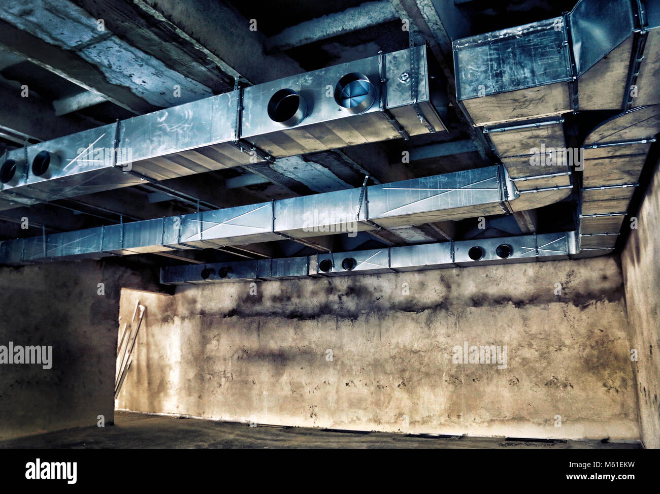 Les tuyaux de ventilation et les conduits d'air dans l'ancien bâtiment Banque D'Images