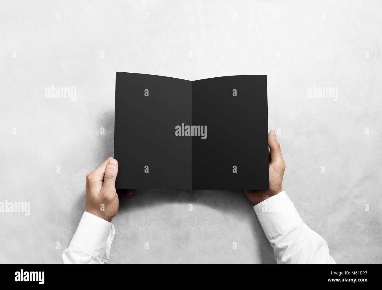 L'ouverture de la Main noire vierge brochure brochure immersive. Notice de présentation. Maquette brochure tenant la main. Man show papier offset claire. Tem conception brochure Banque D'Images