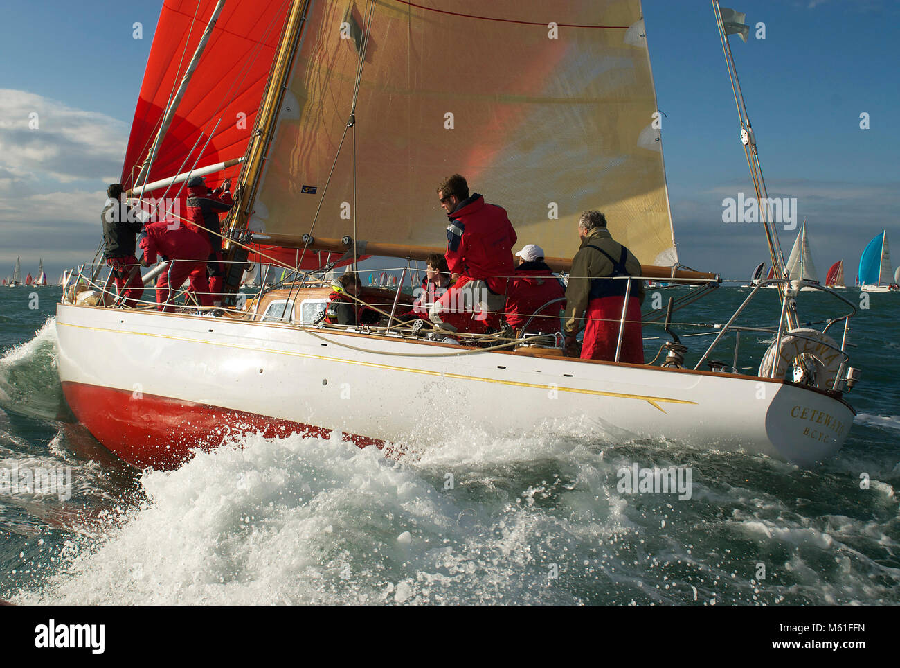 Le sloop bermudan Cetewayo (ex-Zulu) conçu par Laurent Giles en 1954, en compétition dans la Round the Island Race 2013 Banque D'Images