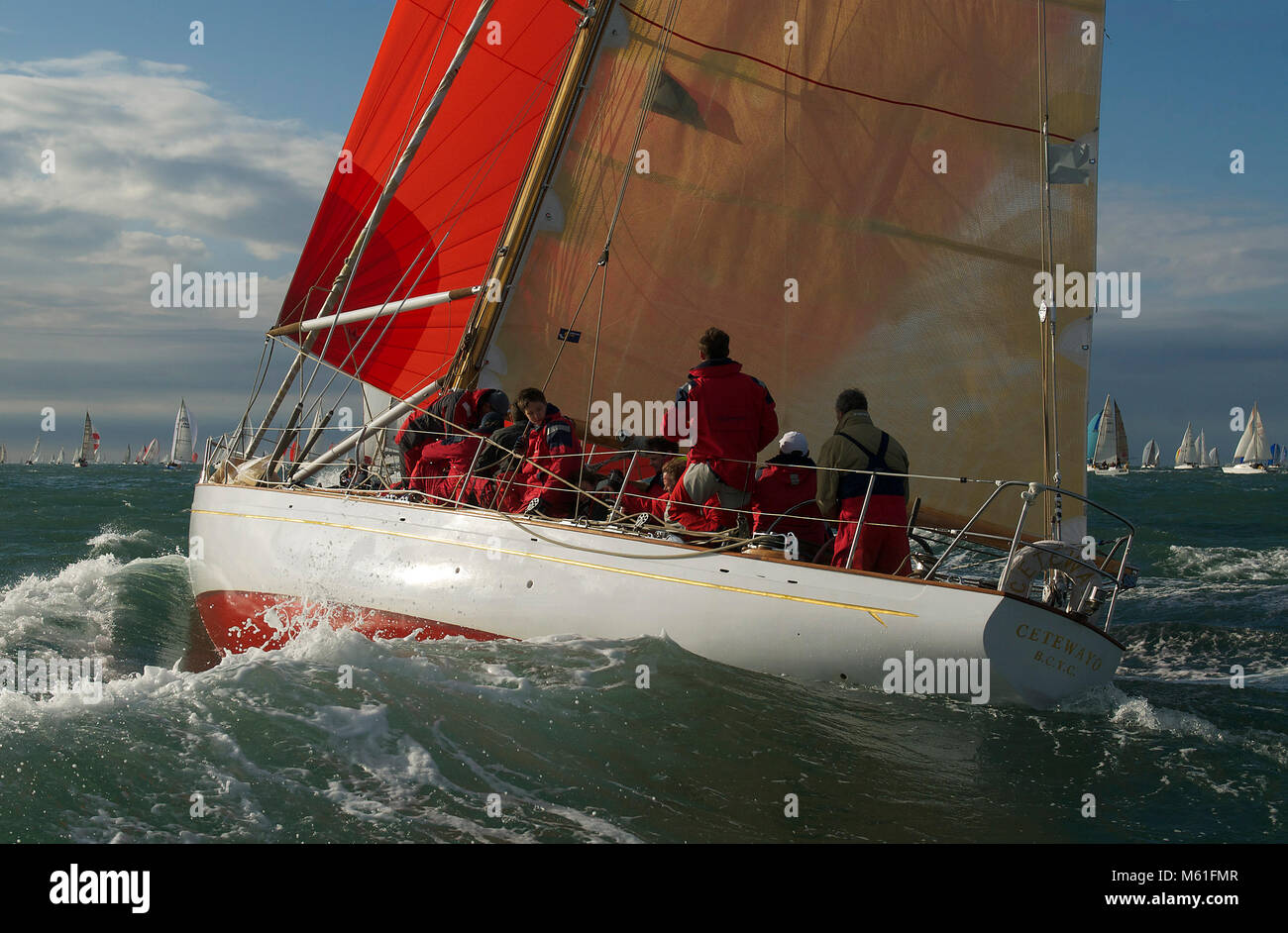 Le sloop bermudan Cetewayo (ex-Zulu) conçu par Laurent Giles en 1954, en compétition dans la Round the Island Race 2013 Banque D'Images