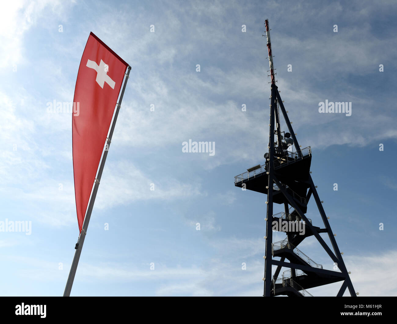 Drapeaux de la Suisse et de l'Uetliberg tour à Zurich, Suisse Banque D'Images