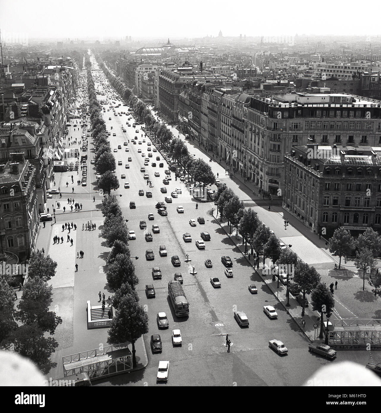 Années 1950, Paris, France, historique, d'un photo de la ville et d'un long, droit, large boulevard bordé d'arbres, l'Avenue des Champs Elysées, peut-être le plus célèbre rue dans le monde. Banque D'Images