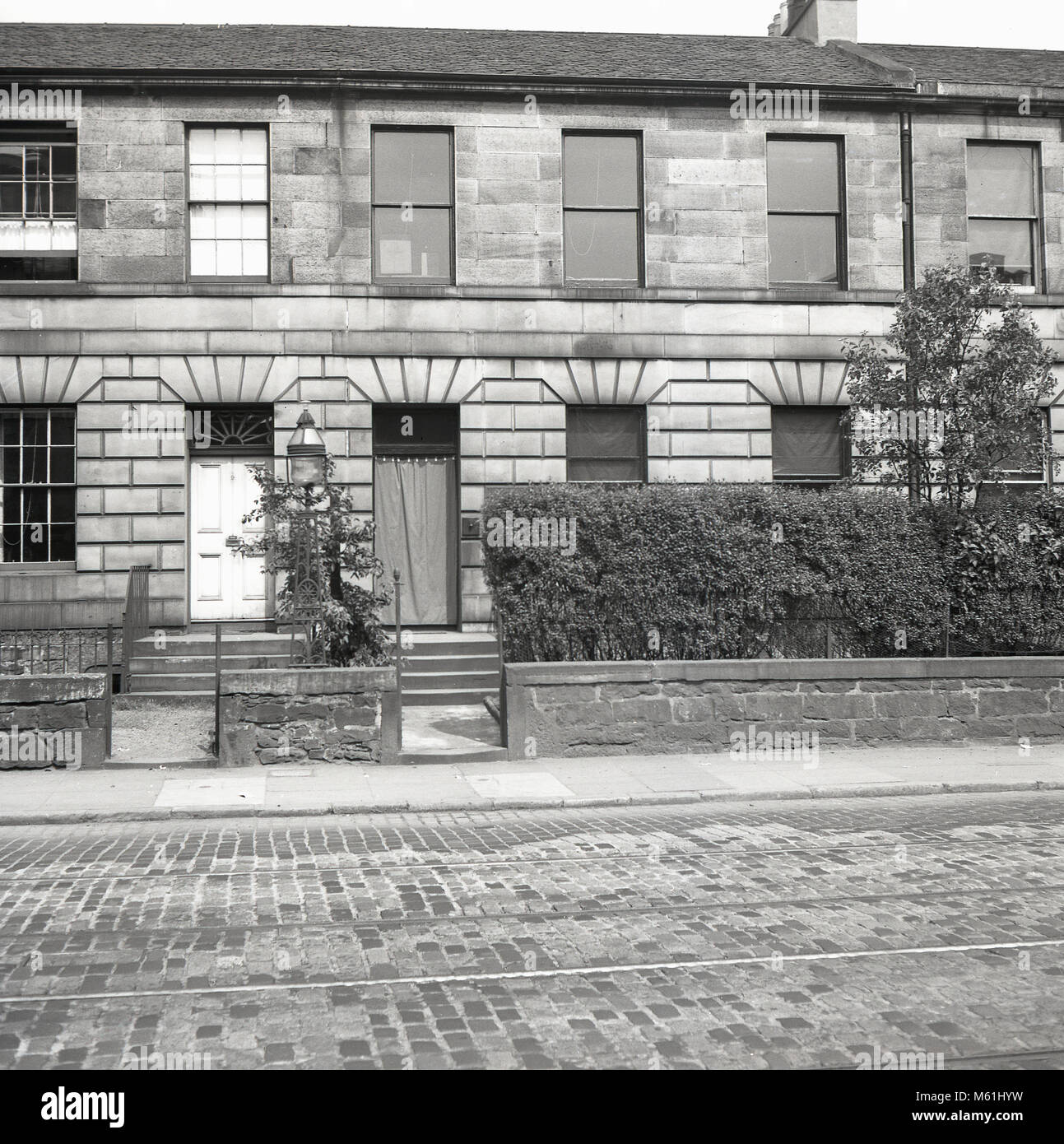 Années 1950, historiques, l'extérieur de 8 Howard Place, Édimbourg, Écosse, le lieu de naissance du célèbre auteur écossais, Robert Louis Stevenson, l'auteur de parmi d'autres œuvres, l'île au trésor et enlevé. Banque D'Images