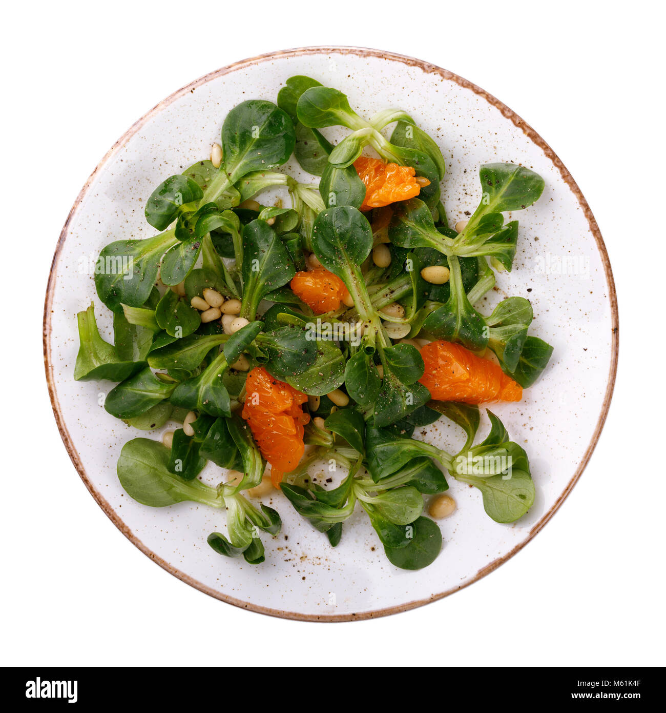 Salade douce Korn avec les noix de pin et de mandarine isolé sur fond blanc, vue du dessus Banque D'Images