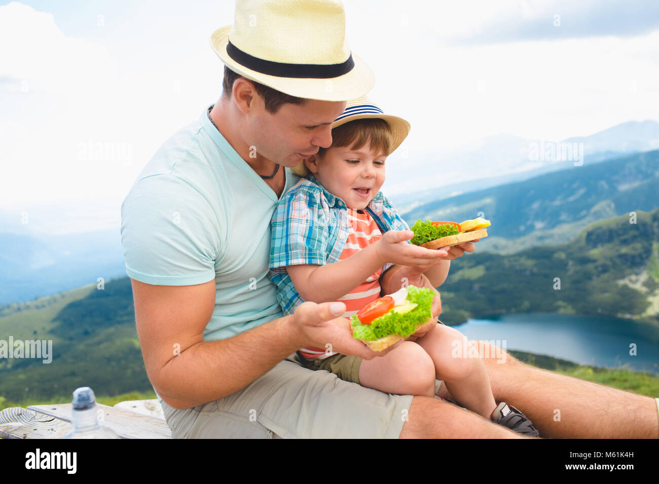 Famille sur un pique-nique dans les montagnes Banque D'Images
