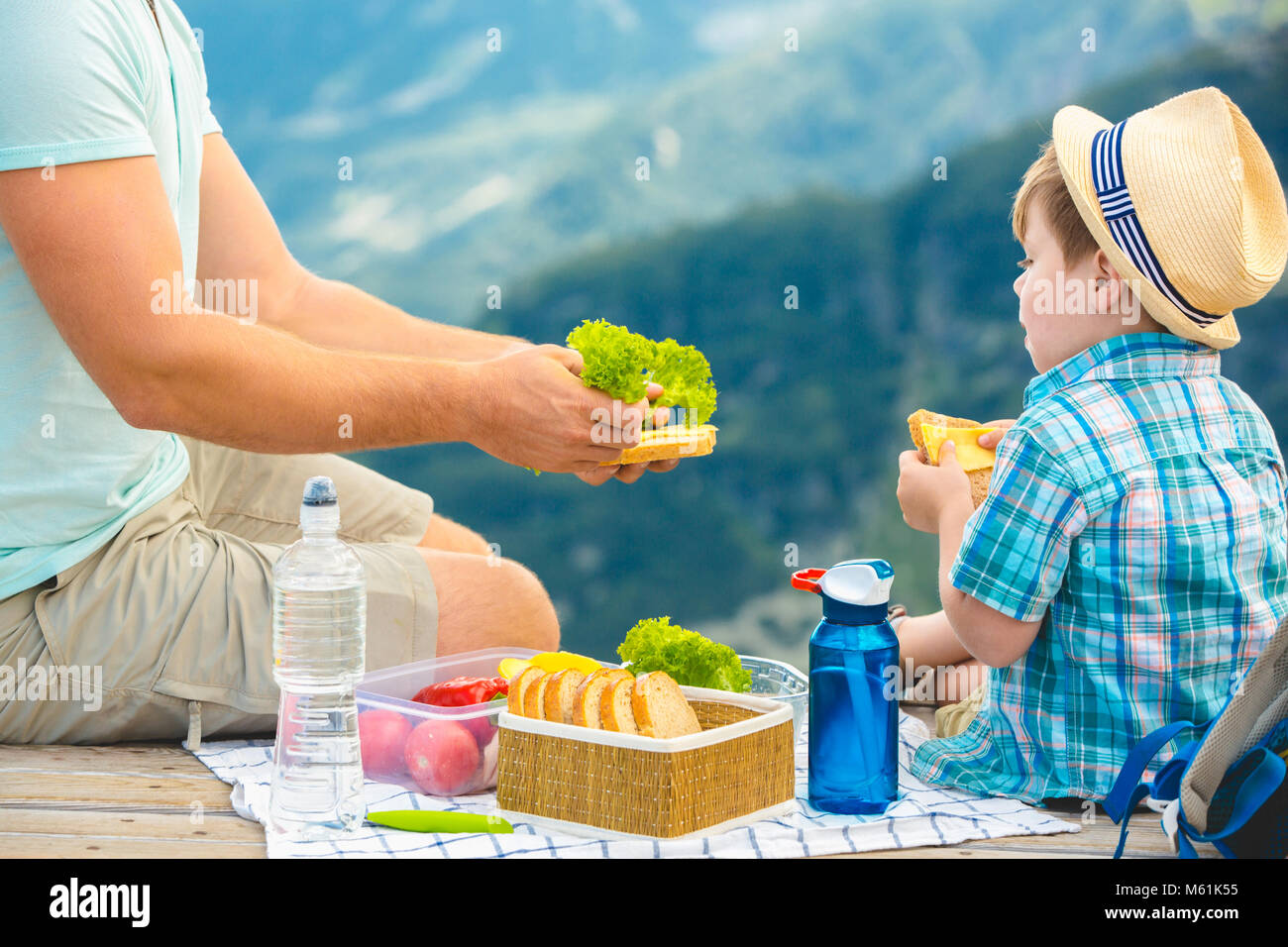 Famille sur un pique-nique dans les montagnes Banque D'Images