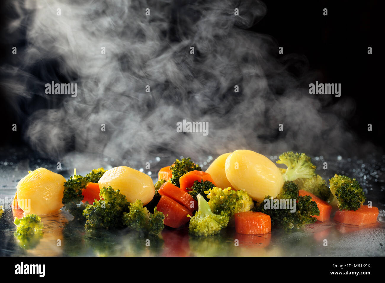Photo de Gros plan sur des légumes cuits à la vapeur avec le bac. Banque D'Images