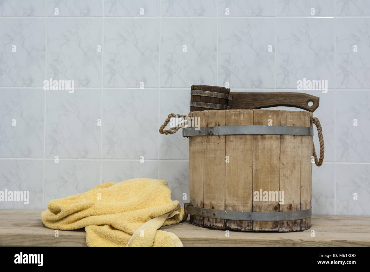 Vieux Sauna accessoires sur un banc en bois dans un sauna finlandais Banque D'Images