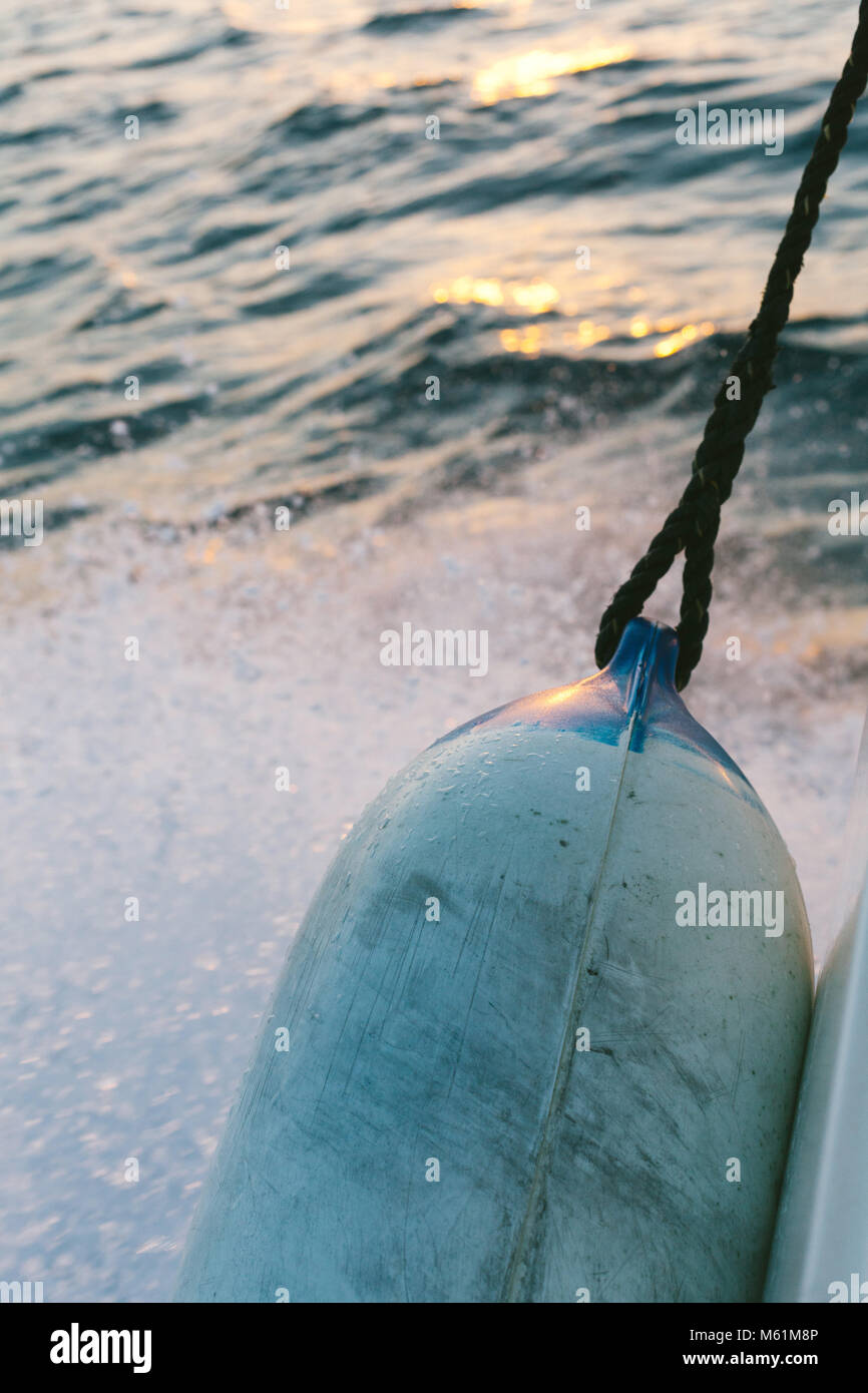 Bleu bateau bouée de tomber dans une mer calme avec beaucoup d'éclaboussures. Banque D'Images