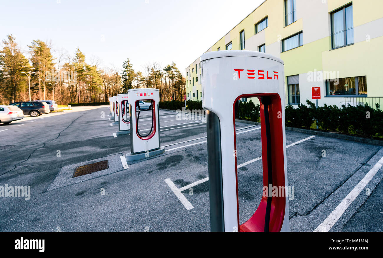 Ljubljana, Slovénie - janvier 23, 2018 - Tesla Supercharger station de charge pour recharger les voitures électriques comme la Model S et le modèle X véhicules électriques. Banque D'Images