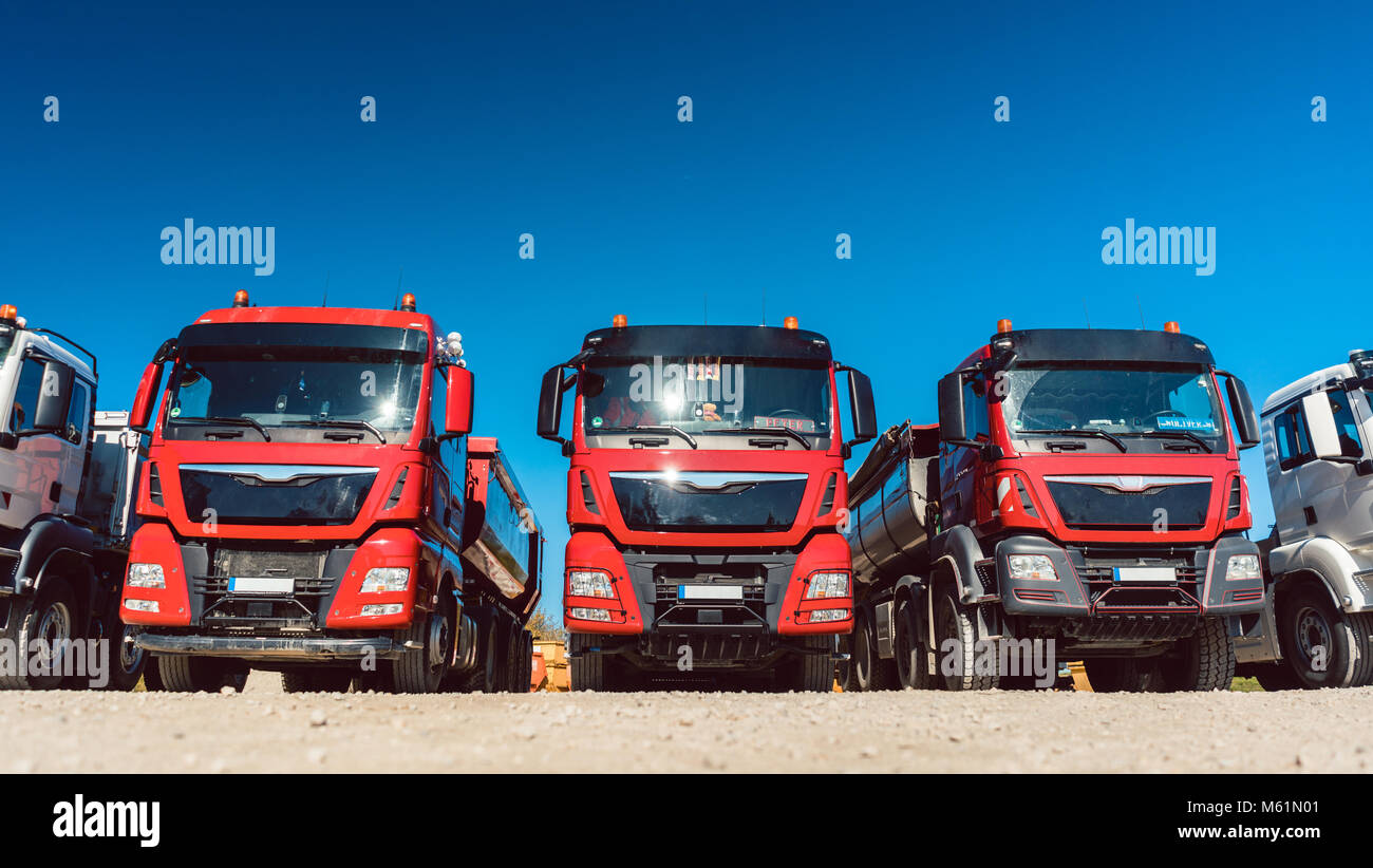 Les camions sur les locaux de la compagnie d'expédition de fret Banque D'Images