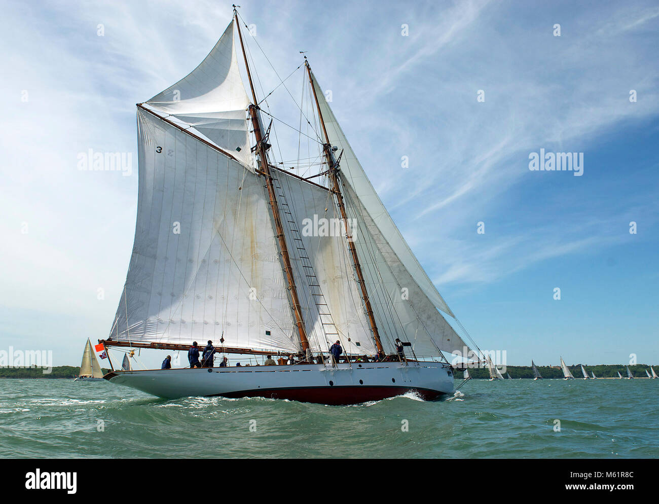 La goélette classique Coral de 1902, conçue par Fred Shepherd, court à travers le Solent lors de la course Round the Island de 2013 Banque D'Images