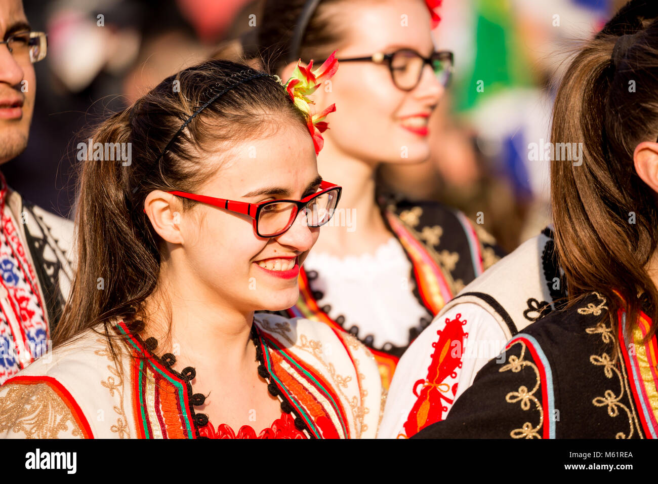 PERNIK, BULGARIE - 26 janvier 2018 : belle danseuse dans le folklore traditionnel costume bulgare sourit lors de célébration à l'édition 2004 du International Fest Banque D'Images