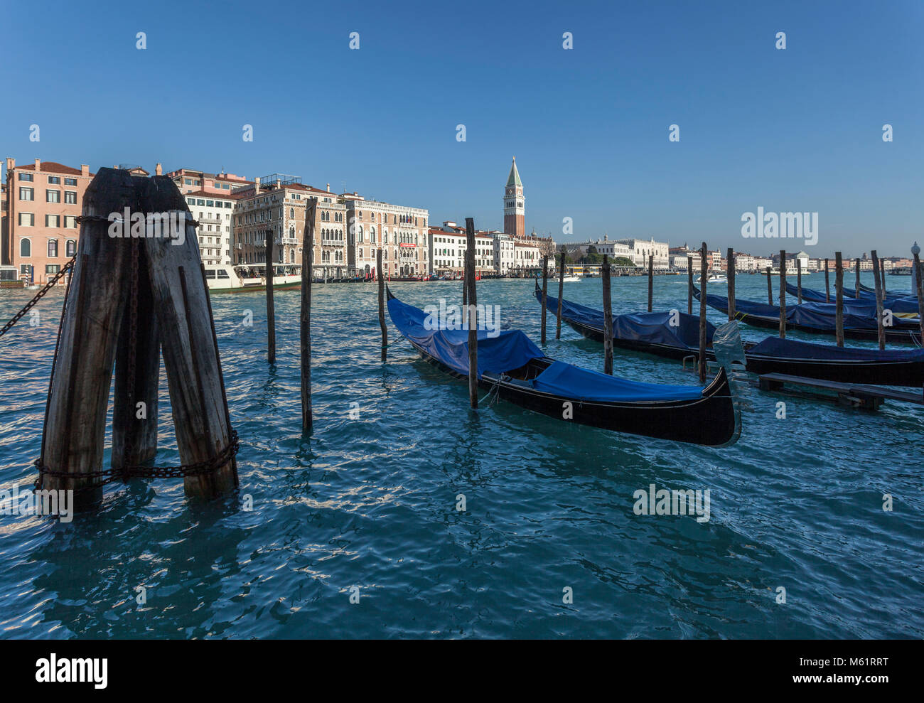 Gondoles à l'embarcadère. Vue de Venise à partir de Santa Maria della Salute Banque D'Images