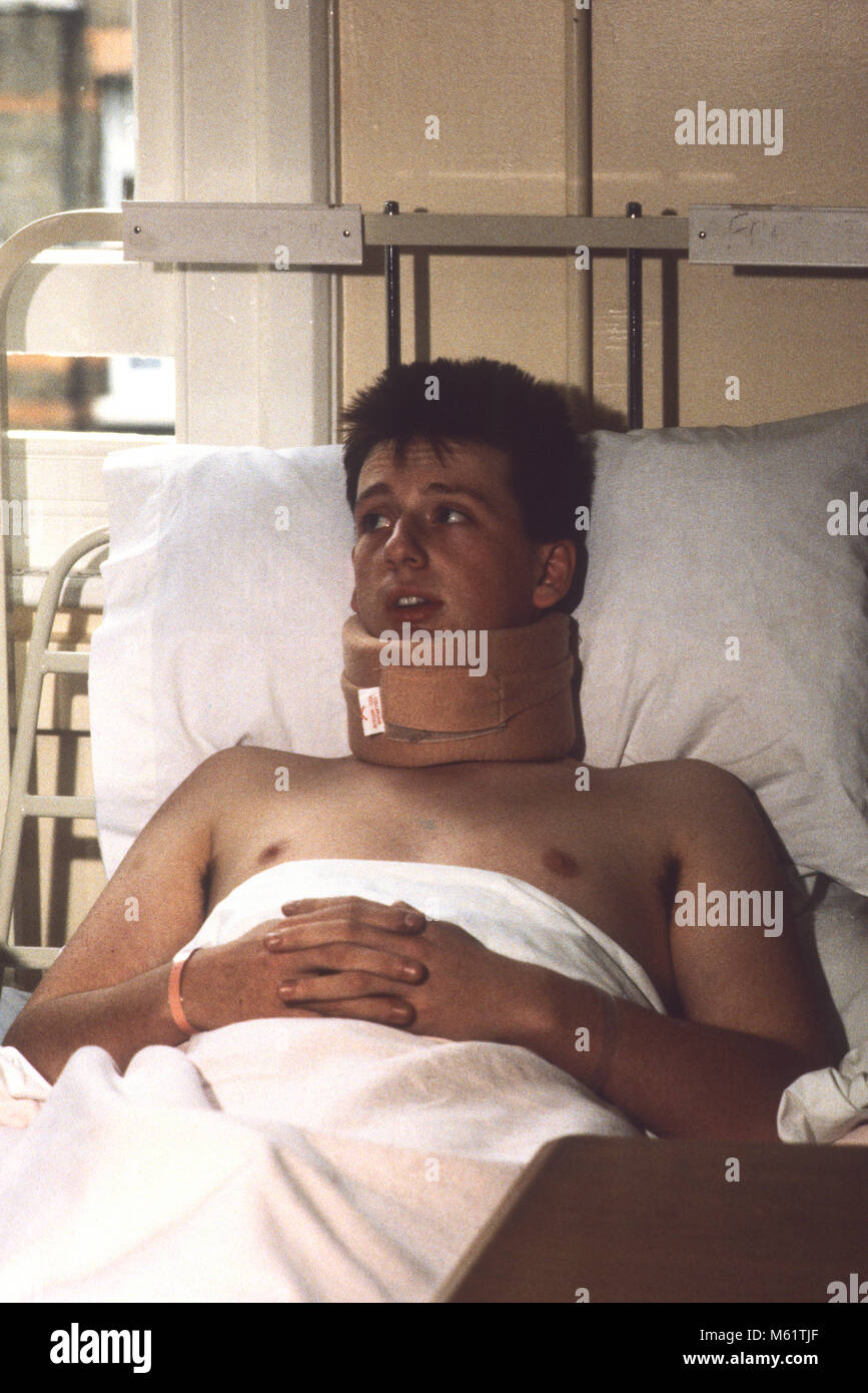 Agent de police Michael Wright dans Whittington hôpital avec son cou dans un collier, après qu'il a été blessé à la ferme Broadwater riot à Tottenham, au nord de Londres. 7 octobre 1985. Banque D'Images