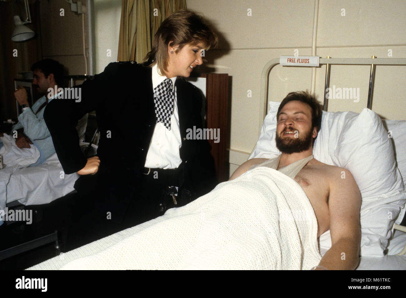 Policier blessé à l'hôpital à la suite de l'émeute à Tottenham Broadwater Farm 1985 Banque D'Images