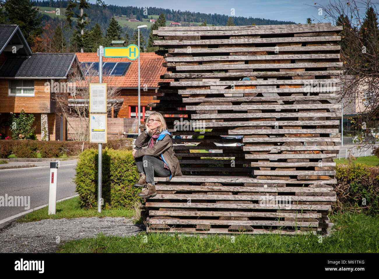 Anton Garcia Abril et Debora Mes, Ensamble Studio, Espagne. Le duo architectural était fasciné par la qualité élémentaire des planches de chêne brut et non traité et leur superposition dans les magasins secs des ateliers de bois dans le Bregenzerwald. BUS: ARRÊT Unterkrumbach Nord, conçu par Ensamble Studio, Espagne. Les abris de bus Krumbach conçus par des architectes du monde entier, attirent l'attention sur le service de mobilité quotidien. Bregenzerwald Autriche. BUS : ARRÊT Krumbach, Vorarlberg, Autriche Banque D'Images