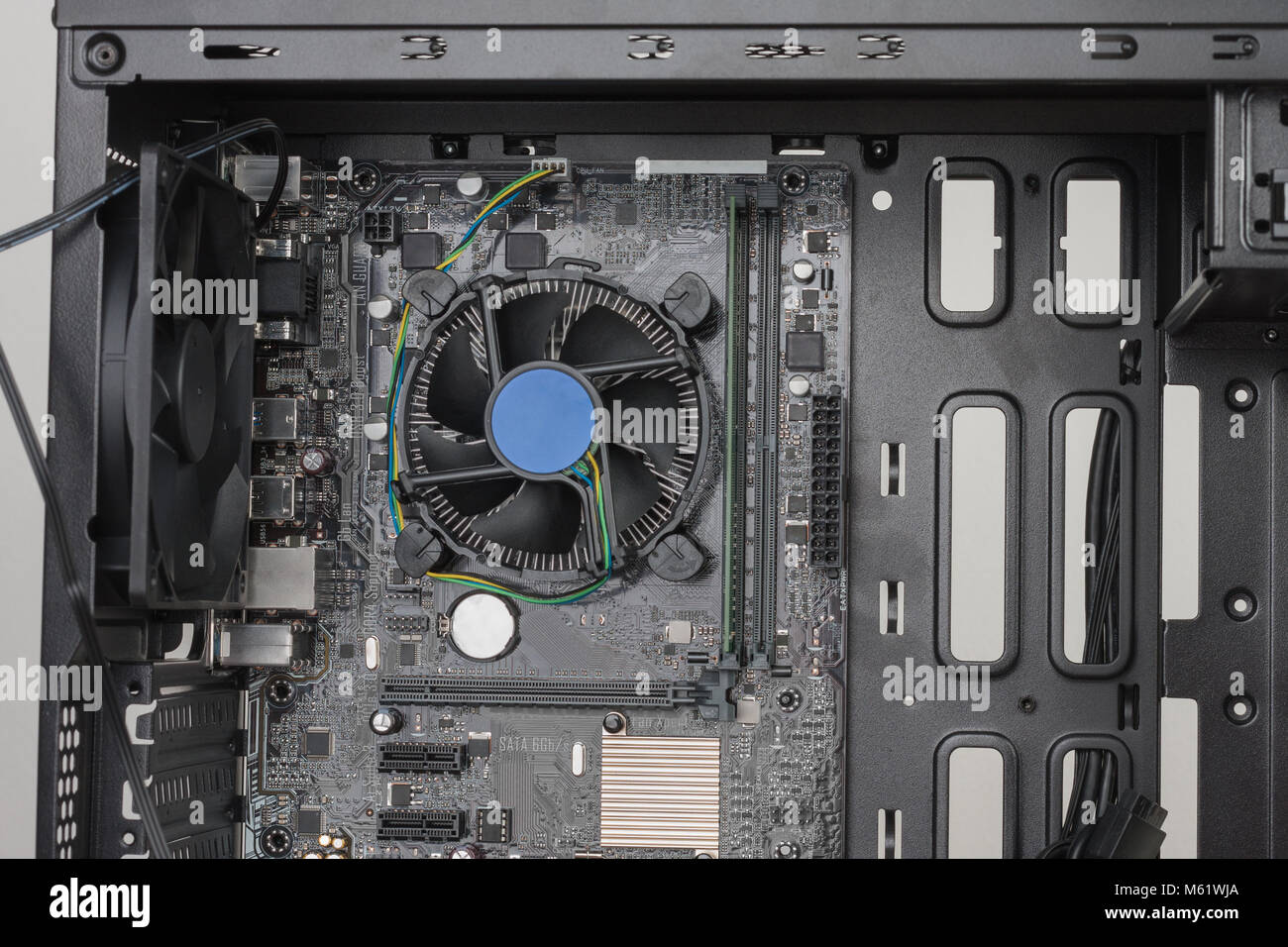 Construction de la carte mère ATX PC, inséré à l'ordinateur noir tour midi cas. Banque D'Images