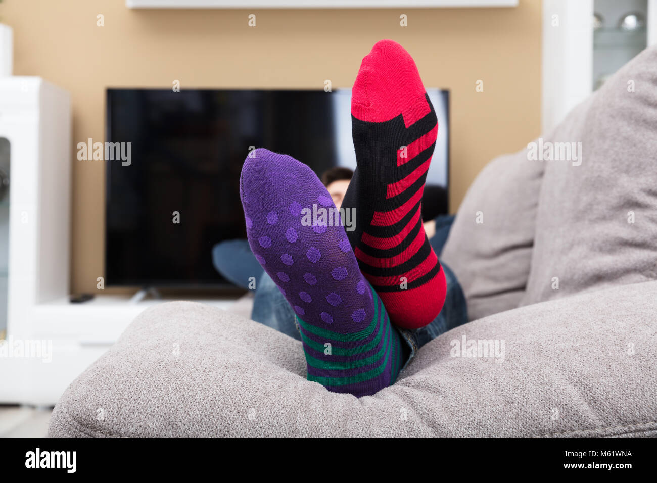 Close-up of a pieds humains avec motif à rayures et pointillés Chaussettes Banque D'Images