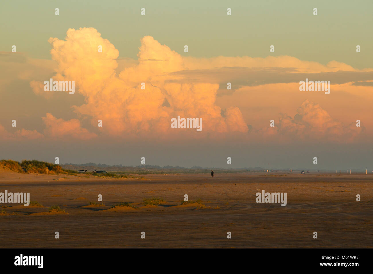 Les nuages blancs sur la plage à Rindby peu avant le coucher du soleil Banque D'Images