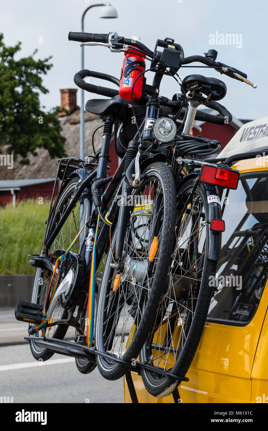 Porte-vélo pour 2 vélos sur une voiture avec attelage Banque D'Images