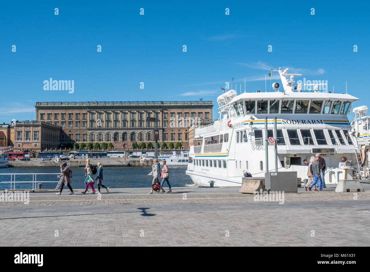 Vue depuis les quais de Södra Blasieholmskajen au cours de l'été vers le Palais Royal de Stockholm. La ville de Stockholm est construite sur 17 îles. Banque D'Images