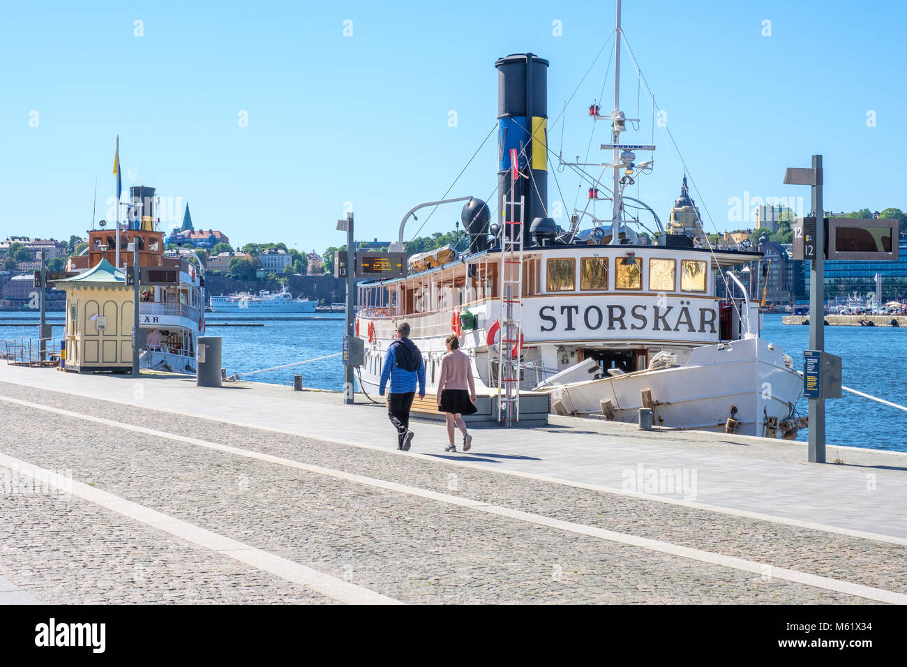 Vue depuis les quais de Södra Blasieholmskajen en été vers la vieille ville de Stockholm. La ville de Stockholm est construite sur 17 îles. Banque D'Images