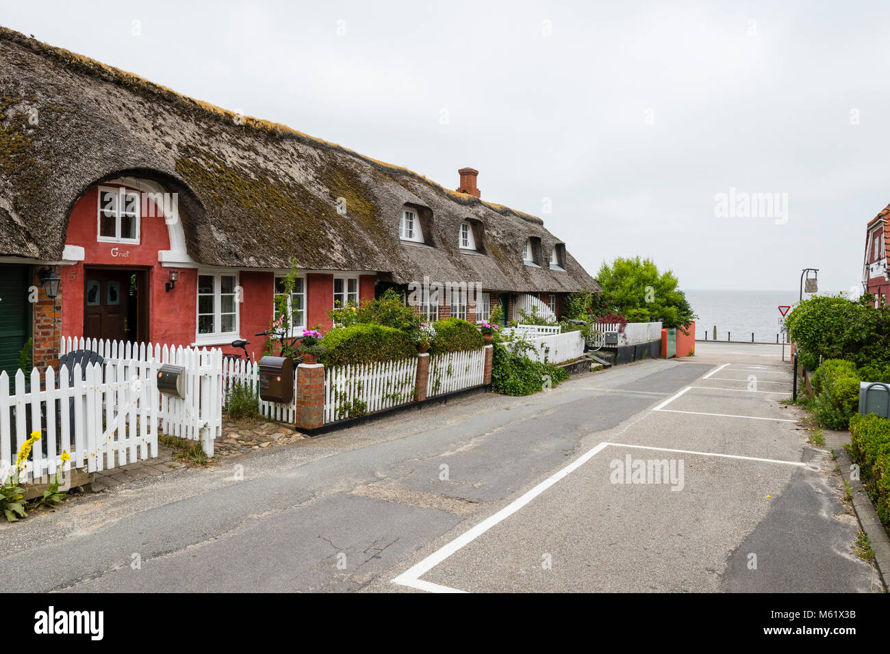 Maison avec toit de chaume à Nordby Banque D'Images