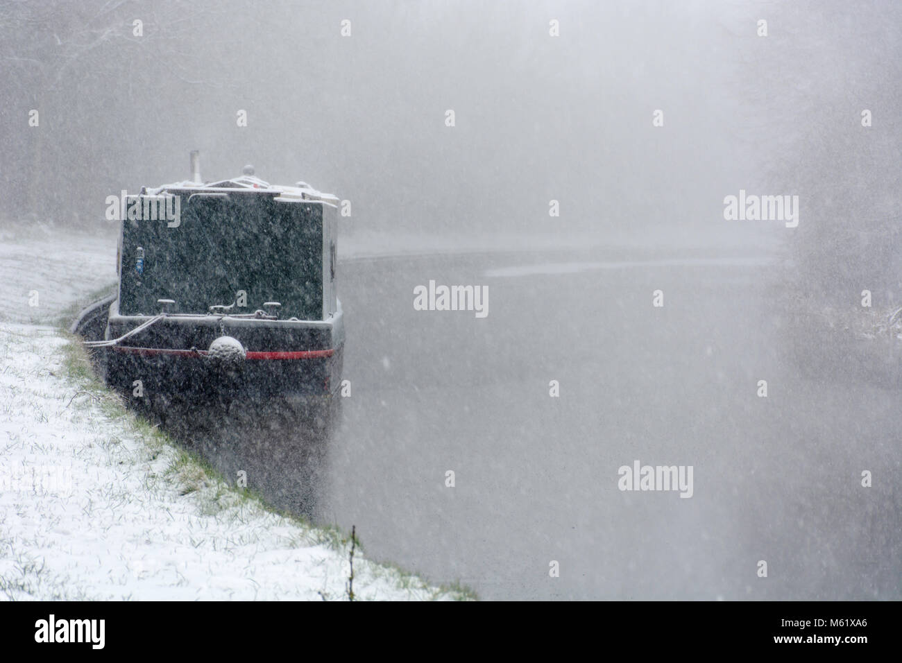 Il neige sur un canal boat Banque D'Images