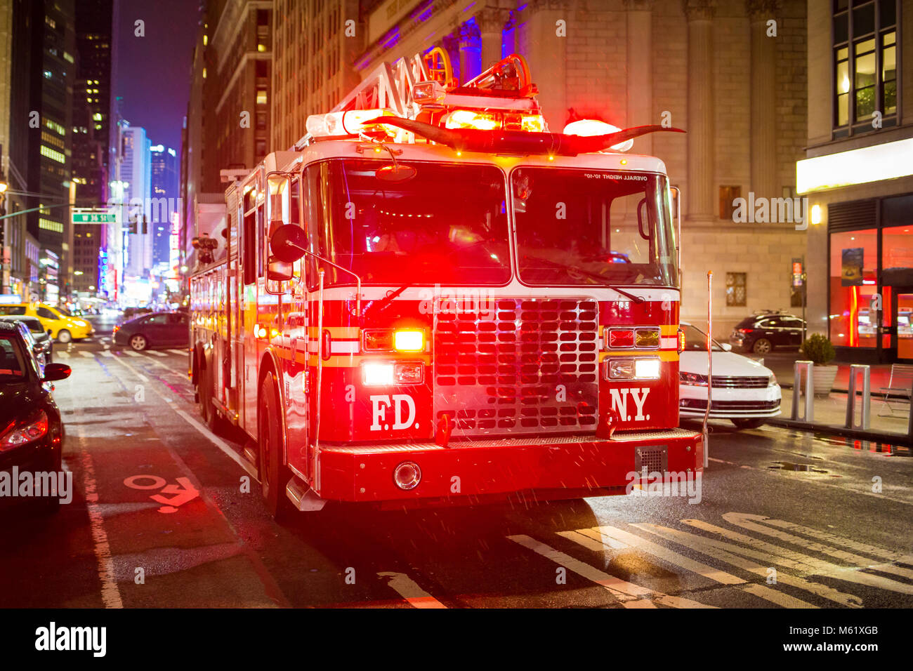 Camion à incendie avec feux d'urgence sur la rue la nuit Banque D'Images