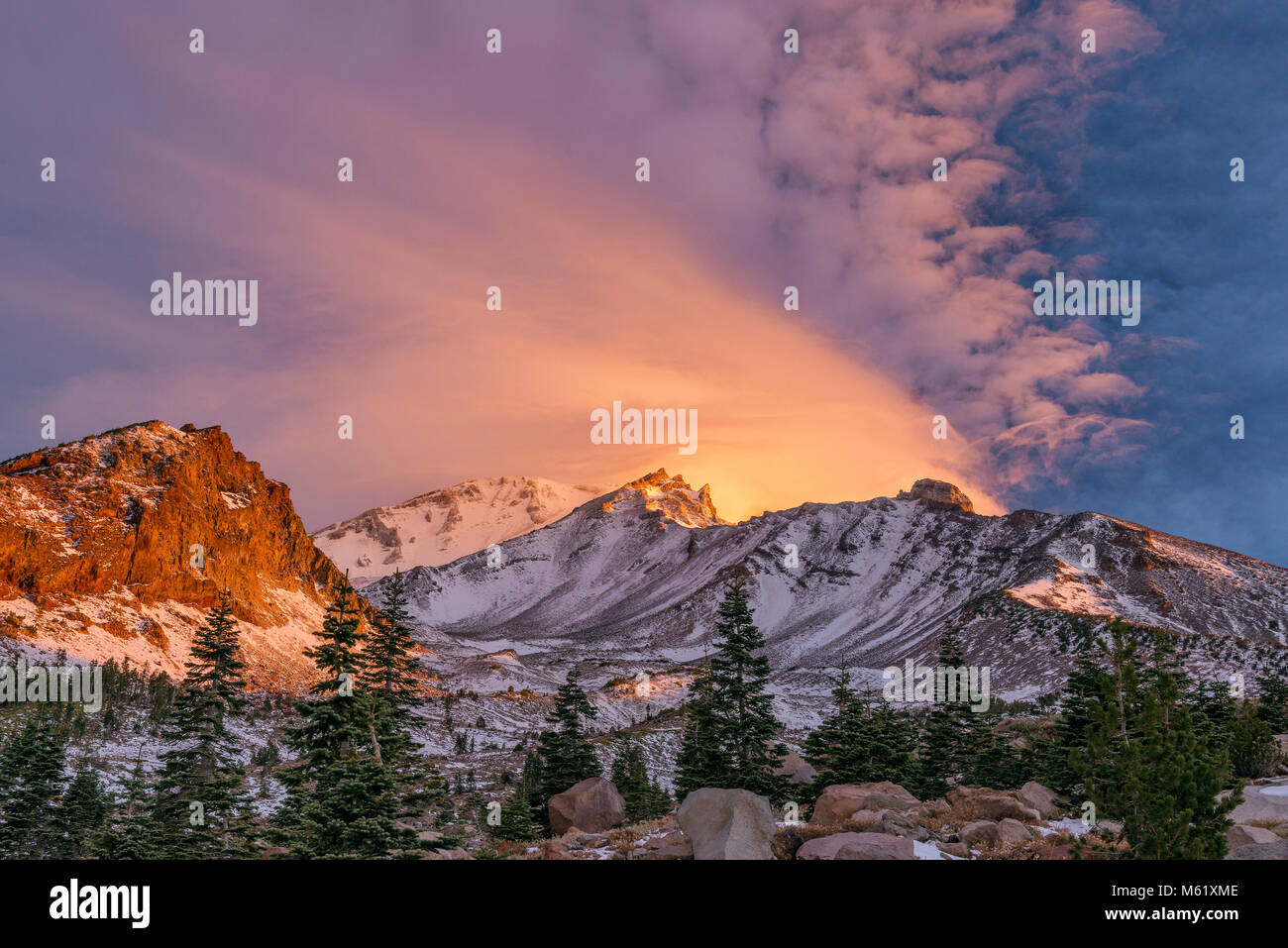 Lever du soleil, Panther pré, Mount Shasta, Californie, la Forêt Nationale de Shasta-Trinity Banque D'Images