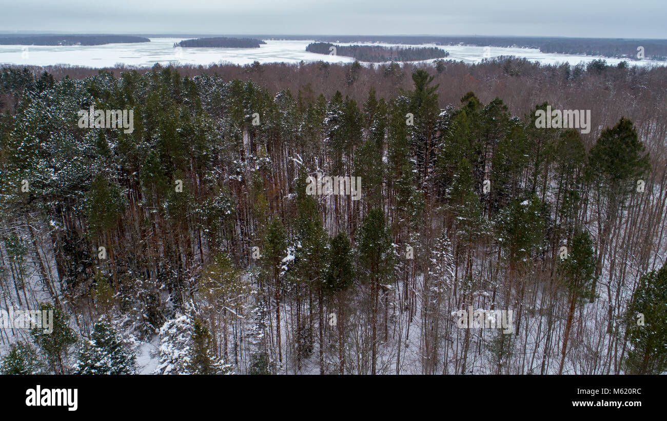 Photo de Long Lake près de Traverse City, avec deux îles sur le lac. Banque D'Images