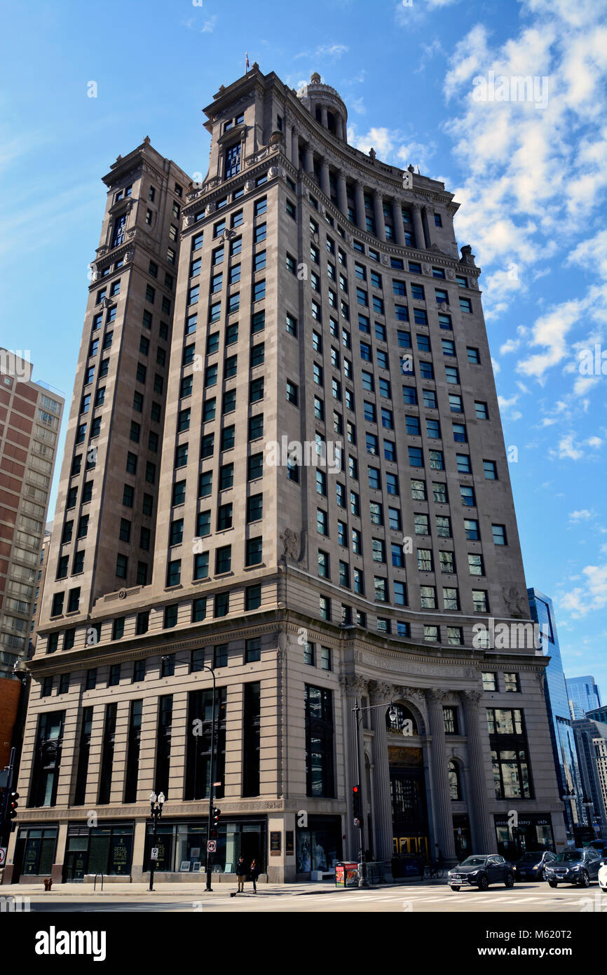 Le LondonHouse Chicago hotel se trouve dans le bâtiment de garantie sur la rivière Chicago à la Michigan Avenue Bridge et détient le statut de monument national. Banque D'Images